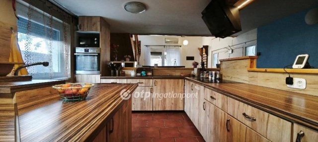 Eladó családi ház, Kartalon 89 M Ft, 7 szobás