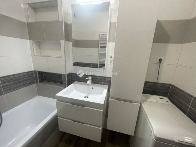 Eladó téglalakás, Kecskeméten 88 M Ft, 3 szobás