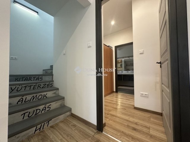 Eladó családi ház, Gödöllőn 269 M Ft, 5 szobás