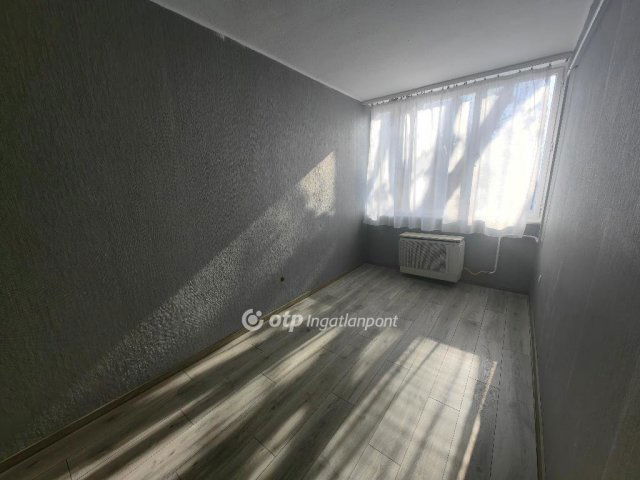 Eladó téglalakás, Kisújszálláson 25.5 M Ft, 1+1 szobás