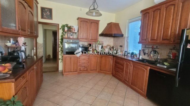 Eladó családi ház, Szadán 209.9 M Ft, 6 szobás