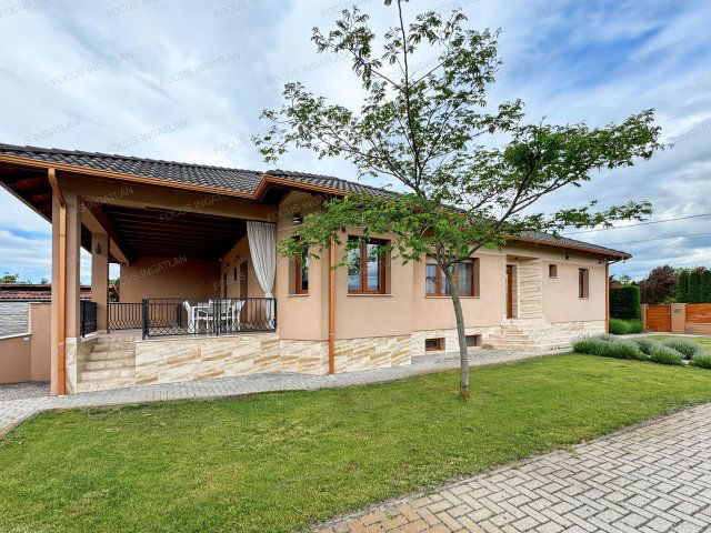 Eladó családi ház, Kecskeméten 149.99 M Ft, 5 szobás
