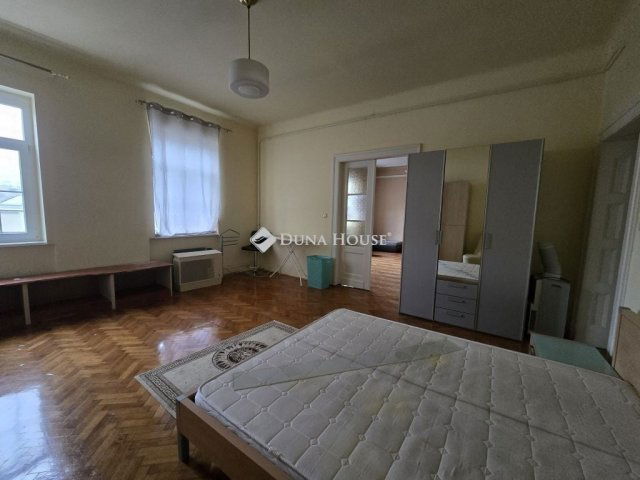 Eladó téglalakás, Pécsett 89.9 M Ft, 4 szobás