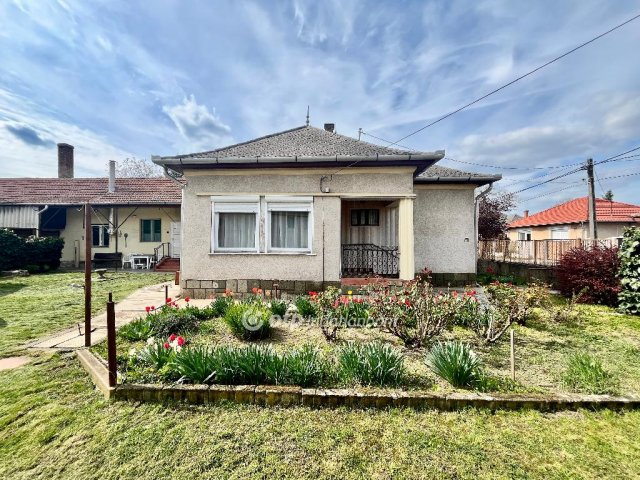 Eladó családi ház, Jászapátiban 18.99 M Ft, 4 szobás