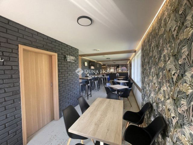 Eladó üzlethelyiség, Nyergesújfaluban 83 M Ft