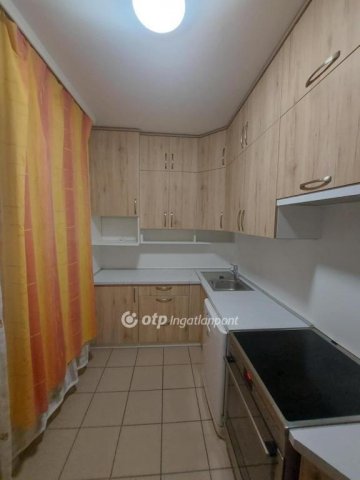 Eladó panellakás, Pécsett 56.8 M Ft, 3 szobás