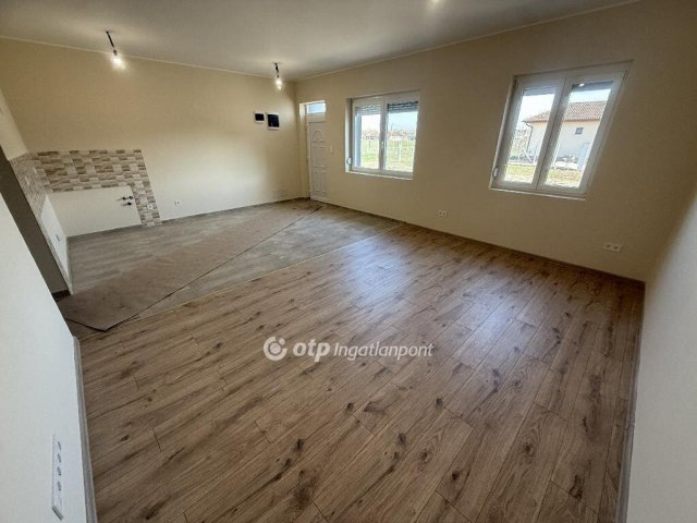 Eladó sorház, Tiszakécskén 46.9 M Ft, 1 szobás