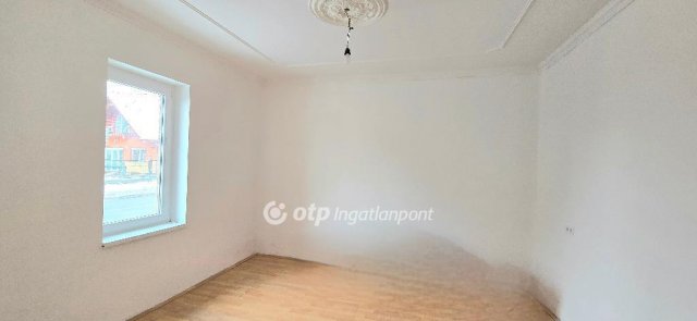 Eladó családi ház, Mikepércsen 114.9 M Ft, 2 szobás