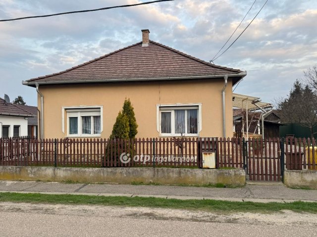 Eladó családi ház, Tiszafüreden 57.5 M Ft, 4 szobás