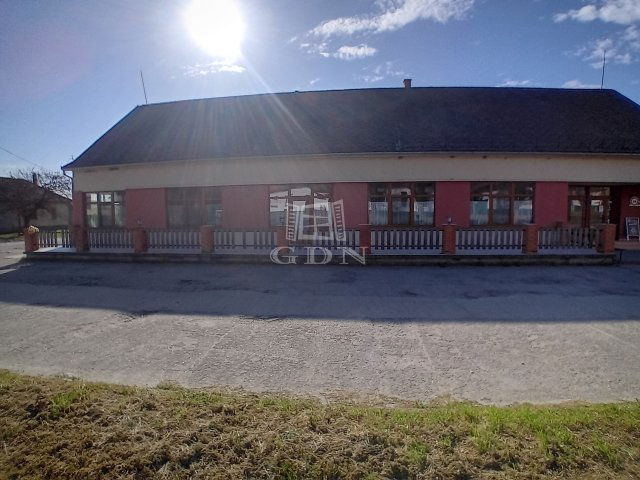 Eladó üzlethelyiség, Érsekcsanádon 230 M Ft