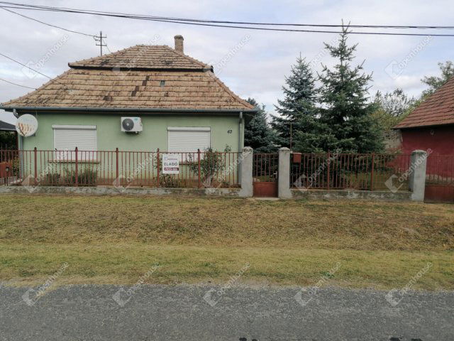 Eladó családi ház, Péren 47.9 M Ft, 2 szobás