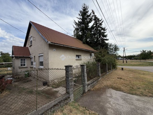 Eladó családi ház, Komáromban 58.9 M Ft, 4 szobás