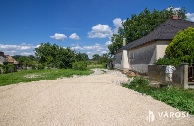 Eladó családi ház, Koroncón 97.9 M Ft, 5 szobás