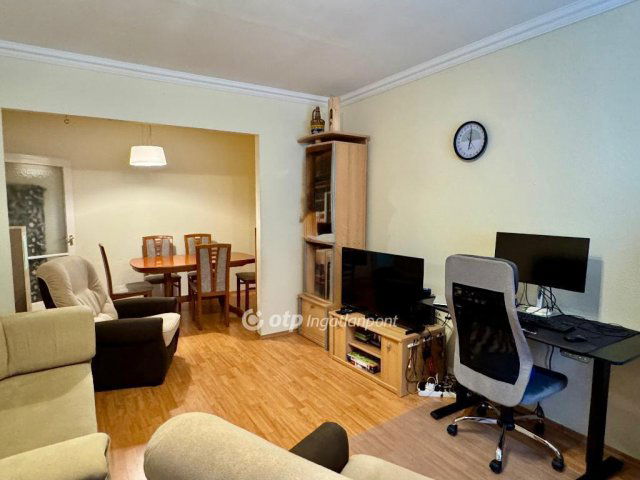 Eladó panellakás, Székesfehérvárott 59.99 M Ft, 3 szobás