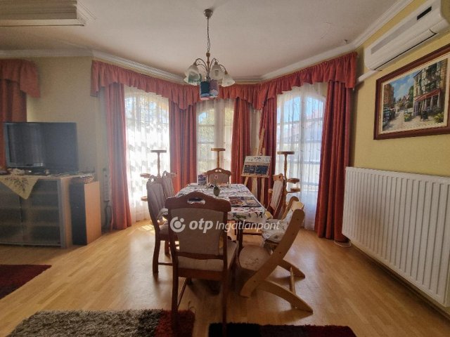 Eladó családi ház, Pápán 89.9 M Ft, 5 szobás