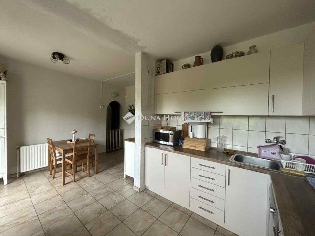 Eladó családi ház, Mendén 76.9 M Ft, 6 szobás