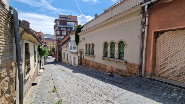 Eladó családi ház, Budapesten, II. kerületben, Gül Baba utcában