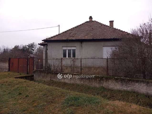 Eladó családi ház, Verpeléten 12 M Ft, 2 szobás