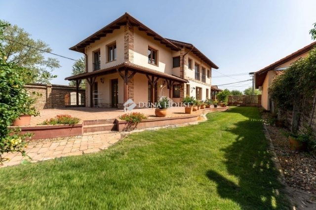 Eladó családi ház, Szegeden 225 M Ft, 7 szobás