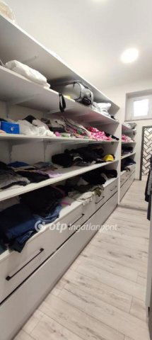 Eladó családi ház, Pápán 180 M Ft, 5+2 szobás