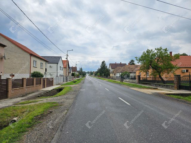 Eladó családi ház, Veszprémvarsányon 39.8 M Ft, 2 szobás