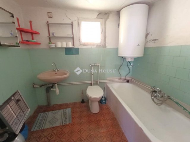 Eladó családi ház, Udvaron 9.9 M Ft, 3 szobás