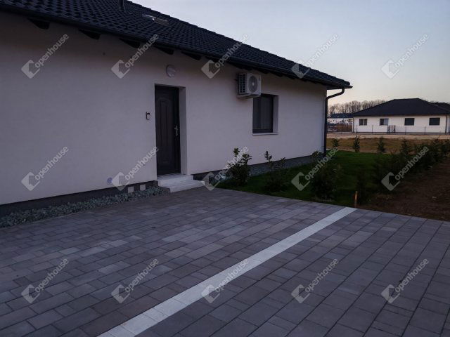 Eladó családi ház, Sárváron 53.99 M Ft, 2 szobás
