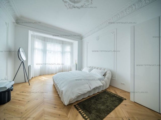 Eladó téglalakás, Budapesten, V. kerületben, Hold utcában