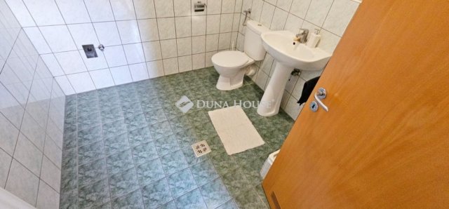 Eladó téglalakás, Szombathelyen 71 M Ft, 4 szobás