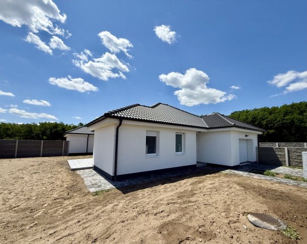 Eladó ikerház, Tégláson 89.99 M Ft, 4 szobás