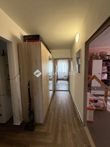 Eladó panellakás, Pécsett 59.9 M Ft, 3 szobás