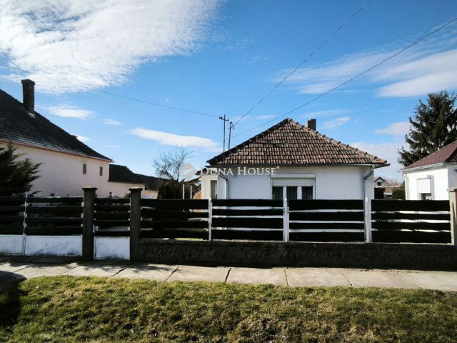 Eladó családi ház, Koroncón 44.9 M Ft, 3 szobás