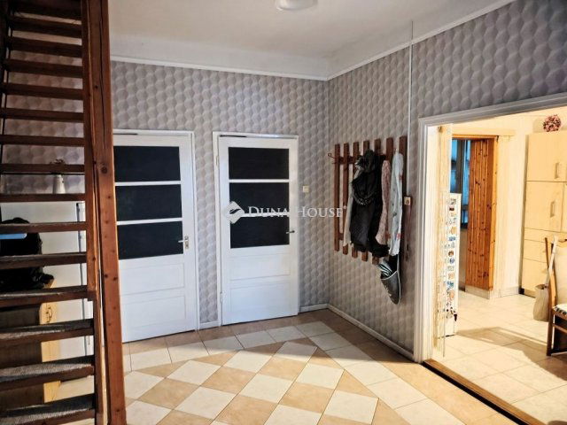 Eladó családi ház, Kisbéren 49.9 M Ft, 6 szobás