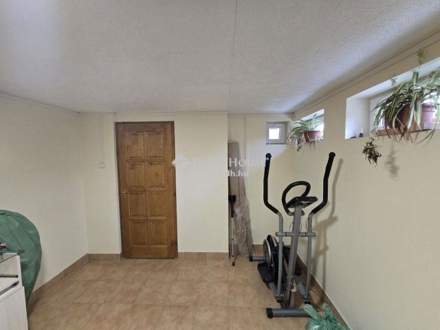 Eladó családi ház, Szigetszentmiklóson 129.9 M Ft, 7 szobás