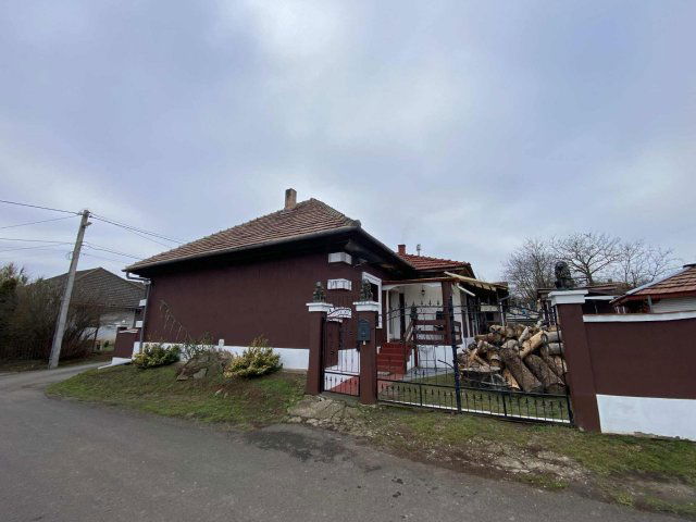 Eladó családi ház, Versegen 84.9 M Ft, 6 szobás