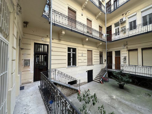 Eladó téglalakás, Budapesten, VI. kerületben, Izabella utcában