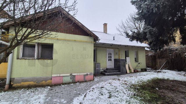 Eladó családi ház, Szegeden 35 M Ft, 2 szobás