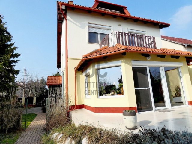 Eladó családi ház, Bajon 139.9 M Ft, 6 szobás