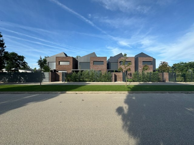 Eladó téglalakás, Szegeden 159.9 M Ft, 4 szobás