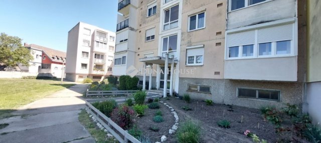 Eladó panellakás, Tatabányán 39.9 M Ft, 2 szobás