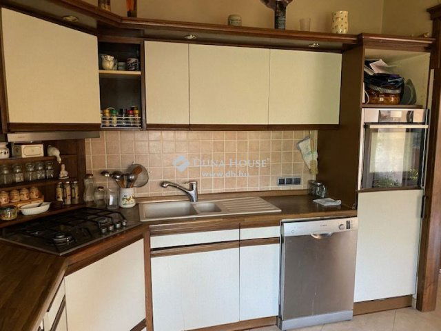 Eladó családi ház, Pécsett 388 M Ft, 6 szobás