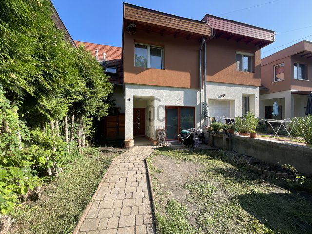 Eladó sorház, Csomádon 89.9 M Ft, 4 szobás