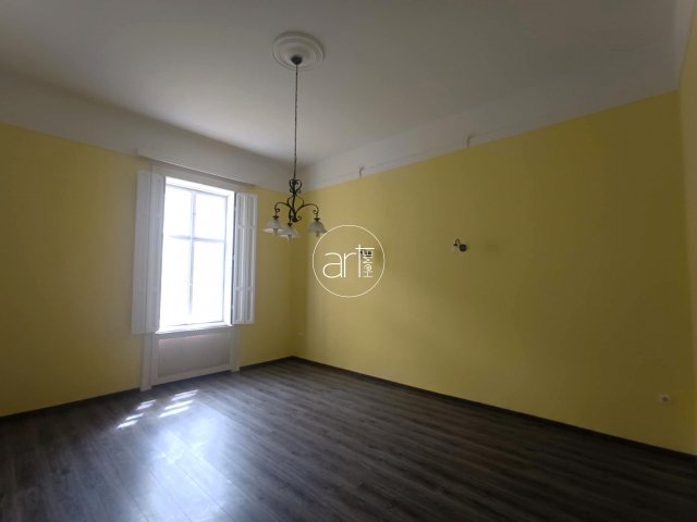 Kiadó iroda, Szegeden, Zrínyi utcában 250 E Ft / hó