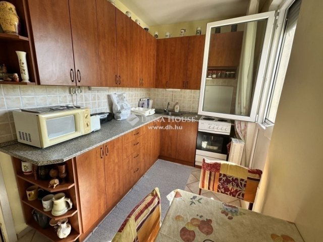 Eladó panellakás, Pécsett 39.9 M Ft, 3 szobás