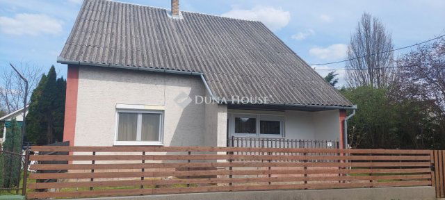Eladó családi ház, Dombóváron 41.5 M Ft, 4 szobás