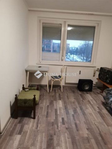 Eladó panellakás, Veszprémben 59.9 M Ft, 4 szobás