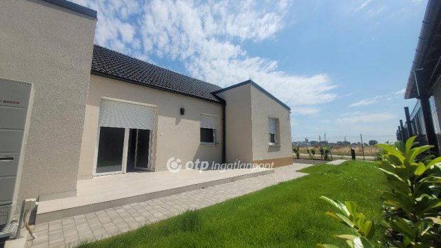 Eladó téglalakás, Jászberényben 75 M Ft, 3 szobás