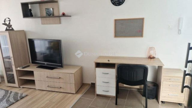 Kiadó téglalakás, albérlet, Pécsett 230 E Ft / hó, 2+1 szobás