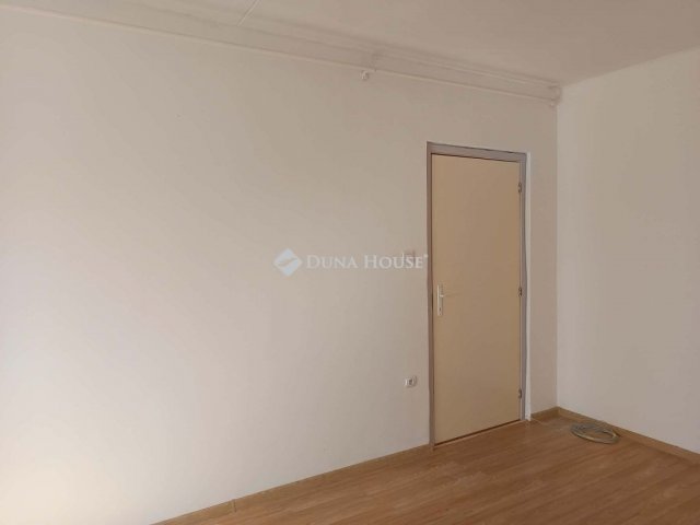 Eladó panellakás, Szentlőrincen 32.9 M Ft, 2+1 szobás