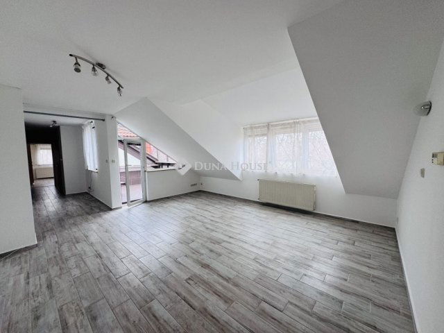 Eladó téglalakás, Pécsett 74.5 M Ft, 3 szobás